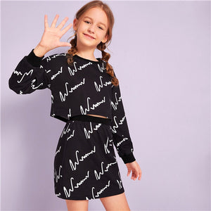 SHEIN Kiddie Girls Black Graphic Print Sweatshirt And Skirt Two Piece Sets Kids Sets 2019 Autumn Long Sleeve Casual Outfits